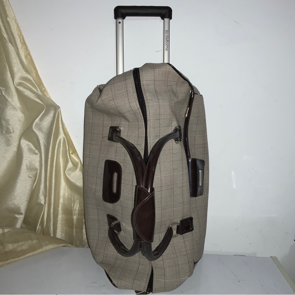 Liz Clairborne O hara series wheeled travel hand duffel luggage. Weekender. New. - Picture 4 of 8